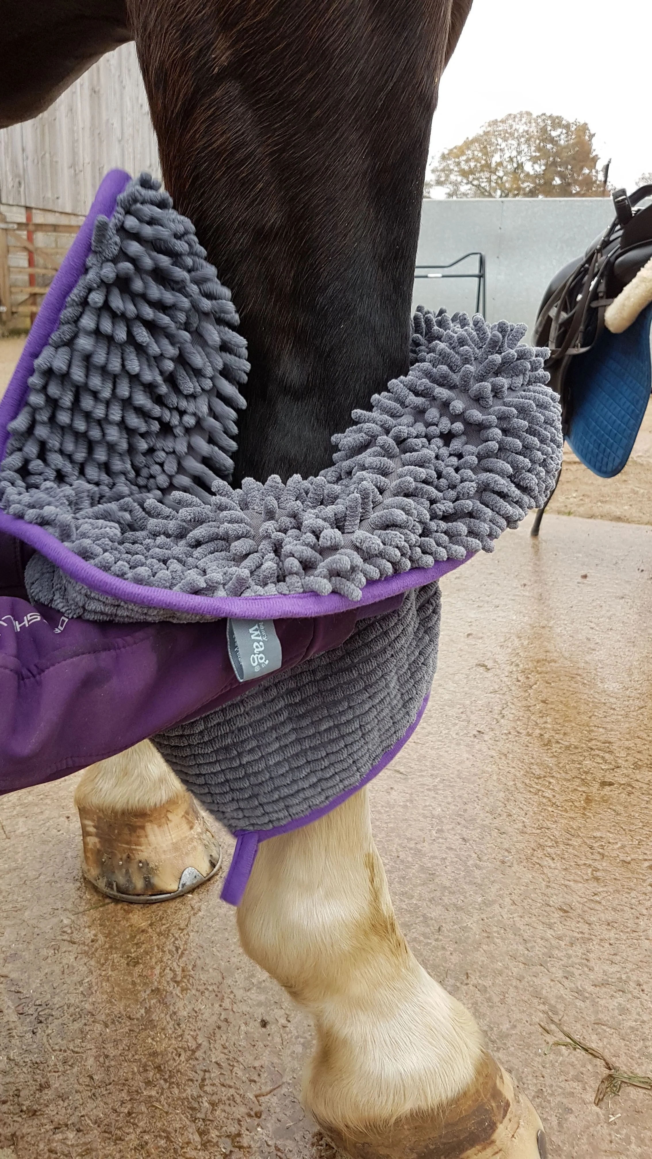 Henry Wag Equine Microfibre Noodle Glove Towel - Image 5